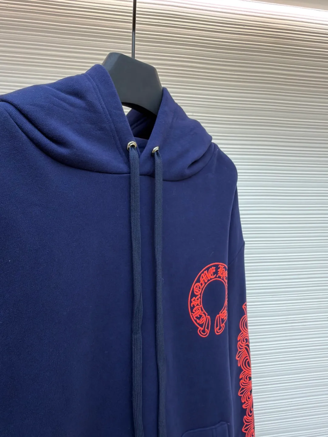 Chrome Hearts Horseshoe flower hooded sweatshirt ●Article number: 1681506-A85 ●Material: Australian velvet satin technical cotton fabric ●Technology: glue printing ●Color: blue and red ●Version: fitted version ●Weight: about 865 grams ●Size: S-M-L-XL ●Description: Australian velvet satin technical cotton Excellent texture Comfortable and close to the skin A touch of midnight navy dip dyeing Low-key elegance Three forms of realistic red horseshoe flowers Like the trend, the flame ink naturally smudges on the rice paper, controlling the visual focus. From concrete totems to abstract light spots, whispering that I am the rock oracle of the rules. A rebellious ceremony about wearing and performing, using glue printing. The printing has been revised three times on the film screen. The glue liquid paint is used to print the pattern on the fabric. The fabric is baked to fix the printed pattern. The overall wiring is straight and delicate, the fabric is comfortable and soft, and the color is consistent without color difference. It can be matched with the same style to create a fashionable look and control various occasions. Customized accessories, complete with three standards, same style for men and women!
